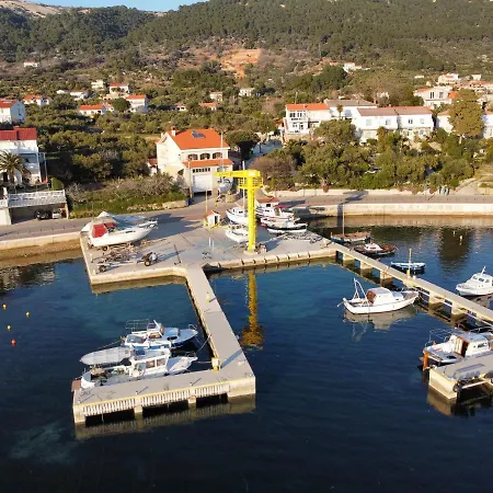 And Boat Petra Spanjol - Crane And Moorings Apartment Banjol