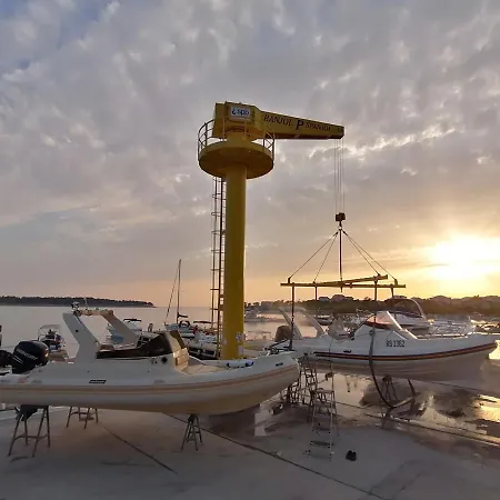 And Boat Petra Spanjol - Crane And Moorings