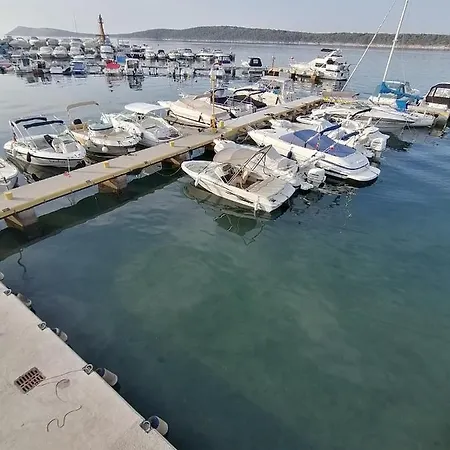 And Boat Petra Spanjol - Crane And Moorings Apartment