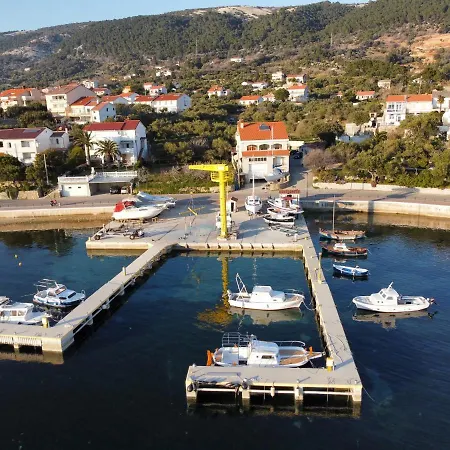 Apartment And Boat Petra Spanjol - Crane And Moorings *