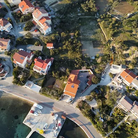 And Boat Petra Spanjol - Crane And Moorings דירה Banjol