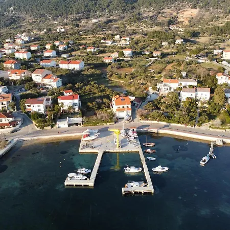 And Boat Petra Spanjol - Crane And Moorings Apartament *